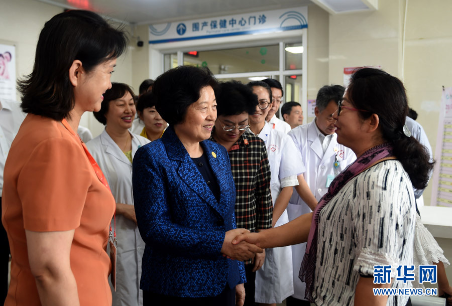 8月9日，中共中央政治局委員、中央統(tǒng)戰(zhàn)部部長、中央代表團副團長孫春蘭率中央代表團三分團，先后赴內蒙古自治區(qū)烏海市、阿拉善盟看望各族干部群眾。這是孫春蘭在烏海市婦兒醫(yī)療預防保健中心同患者親切交談。新華社記者 任軍川 攝