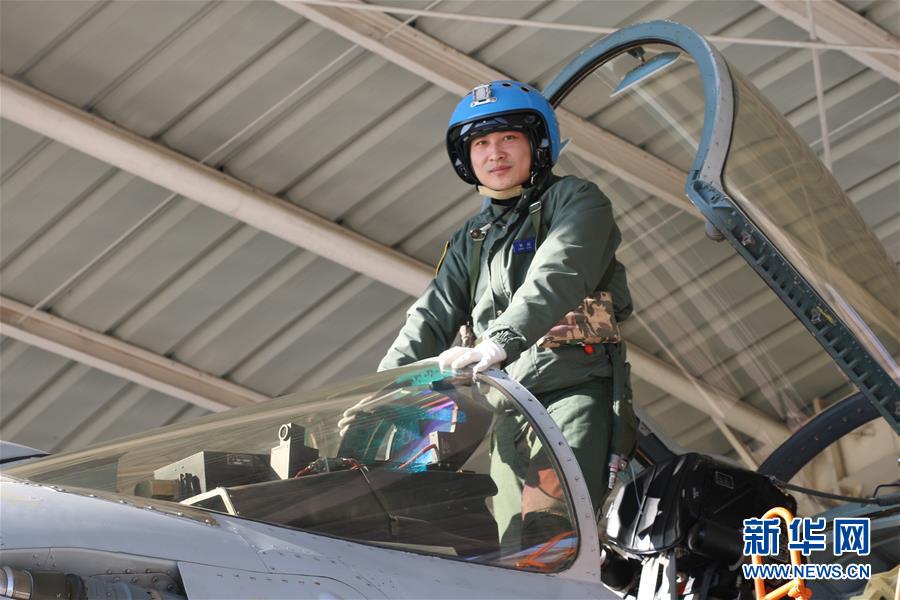 （建軍90周年&middot;英雄&middot;圖文互動）（1）聽，渤海灣有風吹過來&mdash;&mdash;追記海軍某艦載航空兵部隊一級飛行員張超