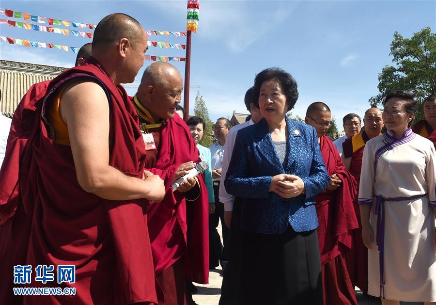 8月10日，中共中央政治局委員、中央統(tǒng)戰(zhàn)部部長、中央代表團(tuán)副團(tuán)長孫春蘭率中央代表團(tuán)三分團(tuán)繼續(xù)在內(nèi)蒙古自治區(qū)阿拉善盟看望慰問，把以習(xí)近平同志為核心的黨中央的親切關(guān)懷和全國各族人民的美好祝福帶給阿拉善各族各界干部群眾。這是孫春蘭在佛教寺廟延福寺考察。新華社記者 任軍川 攝