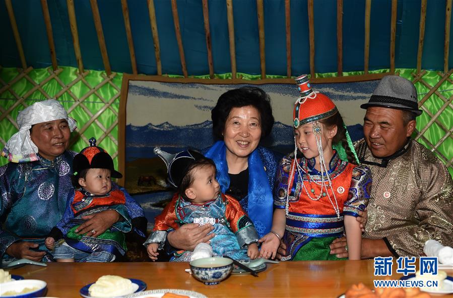 8月11日，帶著以習(xí)近平同志為核心的黨中央的親切關(guān)懷和全國(guó)各族人民的美好祝福，中共中央政治局委員、中央統(tǒng)戰(zhàn)部部長(zhǎng)、中央代表團(tuán)副團(tuán)長(zhǎng)孫春蘭率中央代表團(tuán)三分團(tuán)在錫林郭勒盟看望各族干部群眾，共同慶祝內(nèi)蒙古自治區(qū)成立70周年。這是孫春蘭在錫林浩特市寶力根蘇木牧民巴&middot;巴特爾（右一）家中看望。新華社記者 任軍川 攝