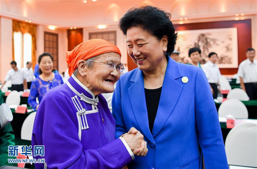 8月11日，中共中央政治局委員、國務(wù)院副總理、中央代表團(tuán)副團(tuán)長劉延?xùn)|率中央代表團(tuán)二分團(tuán)，看望慰問烏蘭察布各族干部群眾，轉(zhuǎn)達(dá)以習(xí)近平同志為核心的黨中央的親切關(guān)懷和全國人民的美好祝愿。這是劉延?xùn)|在出席烏蘭察布市慶祝內(nèi)蒙古自治區(qū)成立70周年座談會(huì)后，與&ldquo;草原母親&rdquo;都貴瑪親切交談。新華社記者 連振 攝