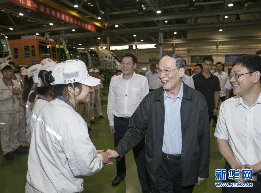 9月3日至5日，中共中央政治局常委、中央紀(jì)委書記、中央巡視工作領(lǐng)導(dǎo)小組組長王岐山在湖南省調(diào)研并主持召開巡察工作座談會(huì)。這是9月4日，王岐山到中國中車株洲電力機(jī)車有限公司考察。新華社記者 王曄 攝
