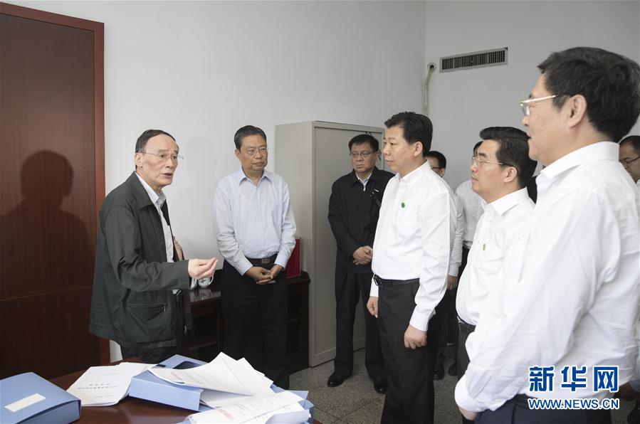 9月3日至5日，中共中央政治局常委、中央紀(jì)委書記、中央巡視工作領(lǐng)導(dǎo)小組組長王岐山在湖南省調(diào)研并主持召開巡察工作座談會(huì)。這是9月4日，王岐山來到株洲市委巡察辦看望巡察干部。新華社記者 王曄 攝
