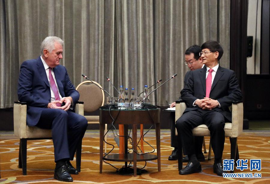 9月11日，在塞爾維亞首都貝爾格萊德，習(xí)近平主席特使、中共中央政治局委員、中央政法委書記孟建柱（右）會見塞爾維亞前總統(tǒng)尼科利奇（左）。新華社記者王慧娟攝