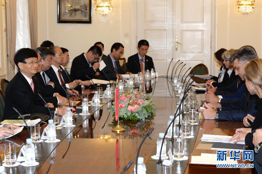 9月12日，克羅地亞總理普連科維奇（右二）在首都薩格勒布會見到訪的習近平主席特使、中共中央政治局委員、中央政法委書記孟建柱（左一）。新華社記者高磊攝