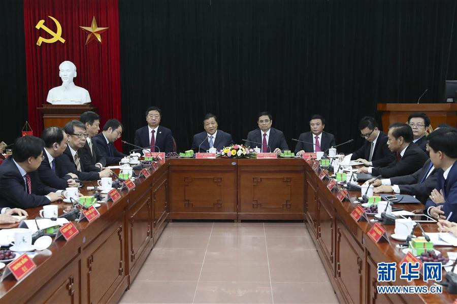 應越南共產(chǎn)黨邀請，中共中央政治局常委、中央書記處書記劉云山9月18日至19日對越南進行正式訪問。這是9月19日，劉云山在越共中央政治局委員范明政陪同下考察胡志明國家政治學院，并與曾赴華考察交流的越方學員代表進行座談。 新華社記者龐興雷 攝