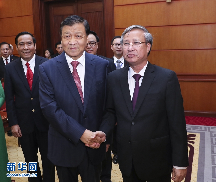 應越南共產(chǎn)黨邀請，中共中央政治局常委、中央書記處書記劉云山9月18日至19日對越南進行正式訪問。這是9月18日，劉云山在河內(nèi)與越共中央政治局委員陳國旺舉行會談。 新華社記者 龐興雷 攝