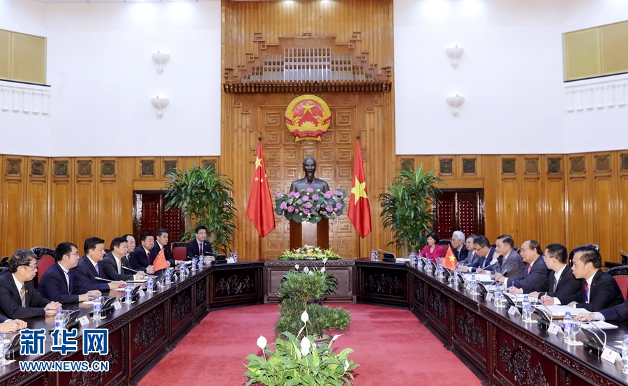 應越南共產(chǎn)黨邀請，中共中央政治局常委、中央書記處書記劉云山9月18日至19日對越南進行正式訪問。這是9月19日，劉云山在河內(nèi)會見越南總理阮春福。 新華社記者 丁林 攝