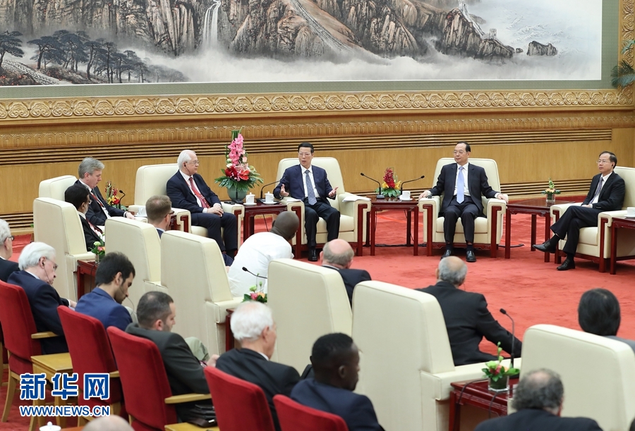 9月21日，中共中央政治局常委、國(guó)務(wù)院副總理張高麗在北京人民大會(huì)堂會(huì)見(jiàn)來(lái)華參加2017&ldquo;一帶一路&rdquo;媒體合作論壇的外方代表并回答大家關(guān)心的問(wèn)題。新華社記者王曄攝 