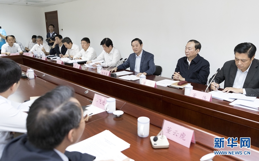 9月22日，中共中央政治局委員、中央書記處書記、中宣部部長劉奇葆在北京調(diào)研京劇像音像工程情況。這是劉奇葆與有關(guān)方面負(fù)責(zé)同志座談交流。新華社記者 丁海濤 攝