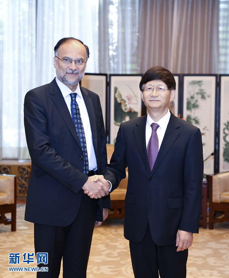 9月26日，中共中央政治局委員、中央政法委書記孟建柱在北京會見來華出席國際刑警組織第86屆全體大會的巴基斯坦內(nèi)政部長伊克巴爾。新華社記者 張領(lǐng) 攝