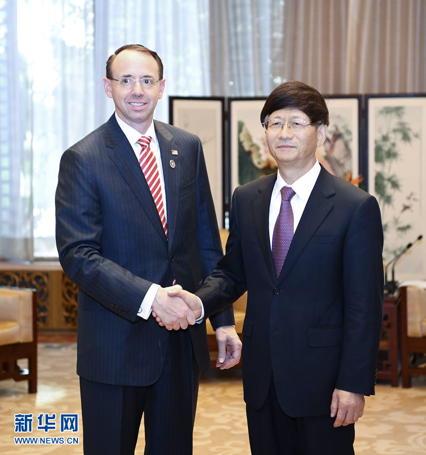 9月26日，中共中央政治局委員、中央政法委書記孟建柱在北京會見來華出席國際刑警組織第86屆全體大會的美國司法部常務(wù)副部長羅森斯坦。新華社記者 張領(lǐng) 攝