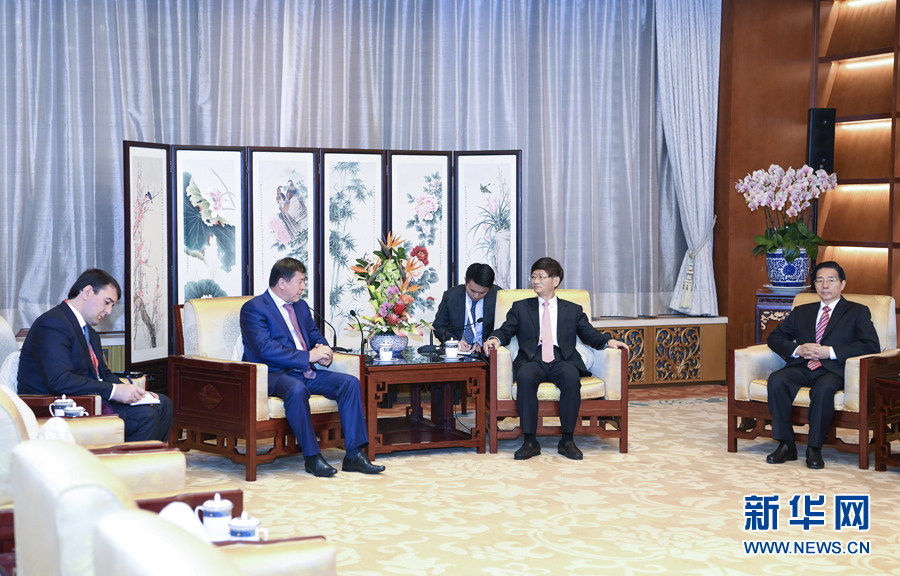9月26日，中共中央政治局委員、中央政法委書記孟建柱在北京會見來華出席國際刑警組織第86屆全體大會的塔吉克斯坦內(nèi)務(wù)部長拉希姆佐達。國務(wù)委員、公安部部長郭聲琨參加有關(guān)會見。新華社記者 張領(lǐng) 攝