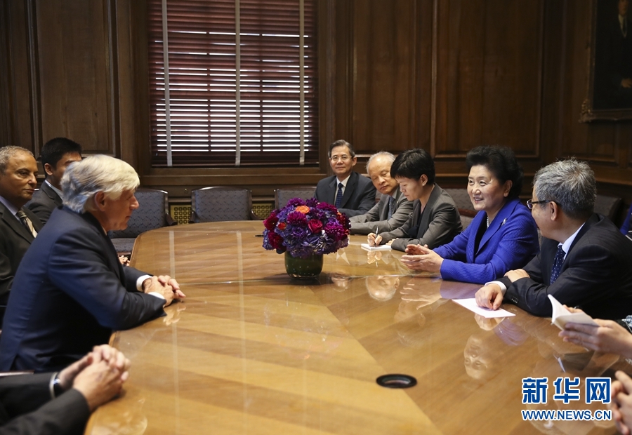 當?shù)貢r間9月26日，國務院副總理劉延東在紐約哥倫比亞大學出席中美大學校長與智庫論壇并發(fā)表主旨演講。這是論壇開始前，國務院副總理劉延東（右二）會見哥倫比亞大學校長博林格（左）。新華社記者 王迎 攝