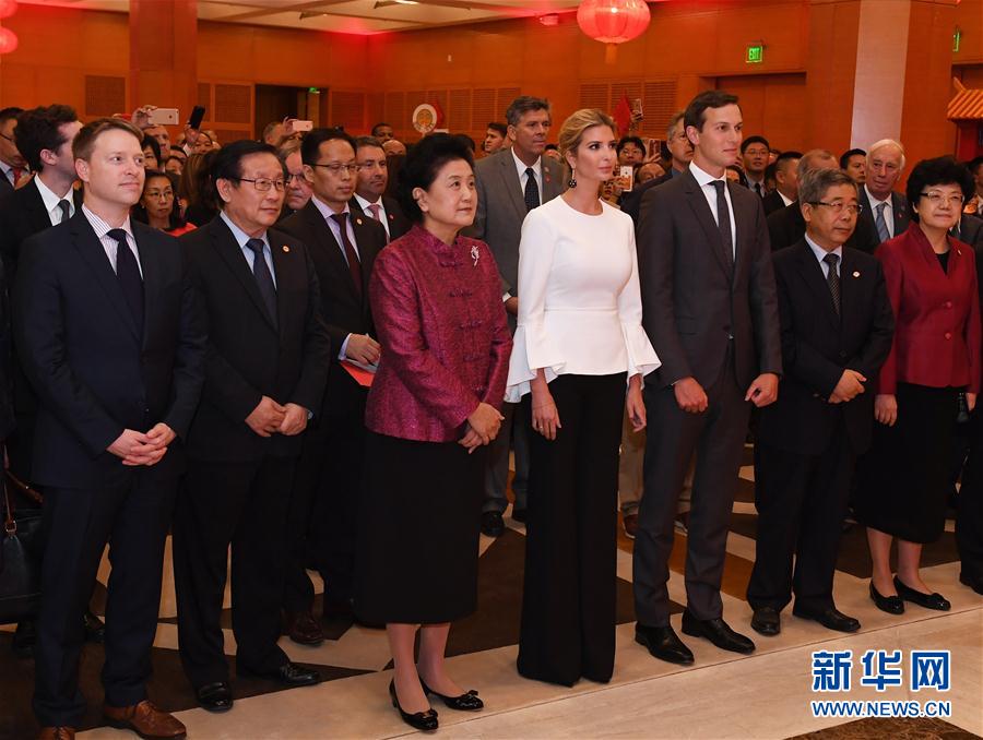 當(dāng)?shù)貢r(shí)間9月27日晚，正在華盛頓出席首輪中美社會(huì)和人文對話的國務(wù)院副總理劉延?xùn)|出席中國駐美國使館2017年國慶招待會(huì)。新華社記者殷博古攝