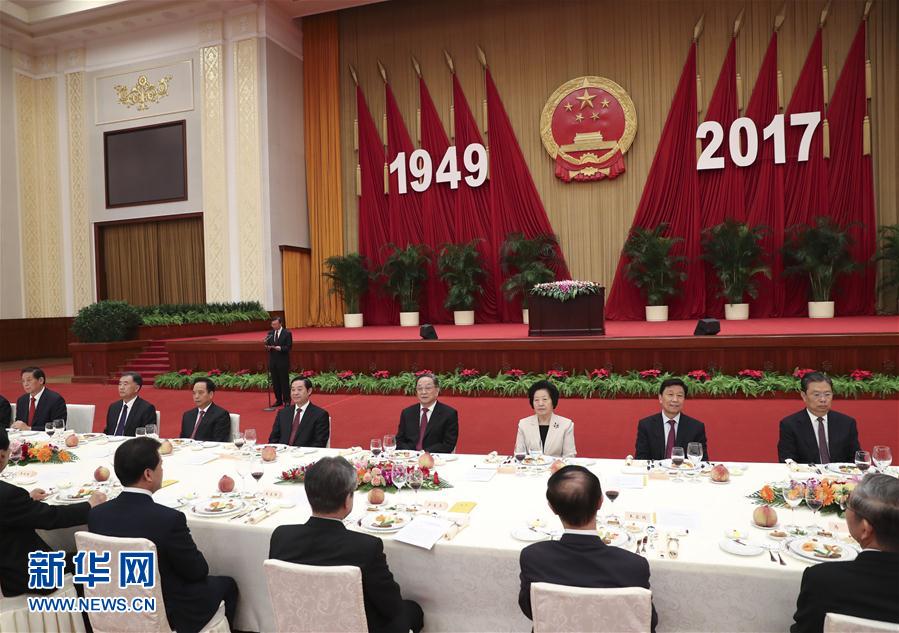 9月28日，全國政協(xié)辦公廳、中共中央統(tǒng)戰(zhàn)部、國務(wù)院僑辦、國務(wù)院港澳辦、國務(wù)院臺辦在北京人民大會堂聯(lián)合舉行國慶招待會。中共中央政治局常委、全國政協(xié)主席俞正聲與2800多名港澳臺僑各界代表歡聚一堂，慶祝中華人民共和國成立68周年。這是俞正聲在招待會上致辭。新華社記者 龐興雷 攝