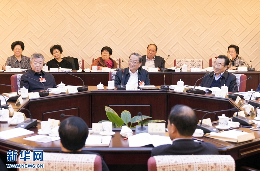 10月30日，政協(xié)第十二屆全國(guó)委員會(huì)常務(wù)委員會(huì)第二十三次會(huì)議舉行分組討論，與會(huì)人員圍繞深入學(xué)習(xí)貫徹中共十九大精神認(rèn)真討論，積極建言獻(xiàn)策。全國(guó)政協(xié)主席俞正聲參加討論。新華社記者 丁海濤 攝