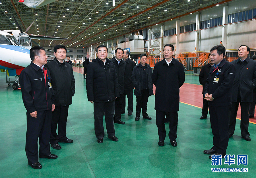11月14日至15日，國務院副總理張高麗在黑龍江調(diào)研。這是11月14日，張高麗到哈爾濱飛機工業(yè)集團有限責任公司了解國有老企業(yè)轉(zhuǎn)型升級情況。 新華社記者 高潔 攝