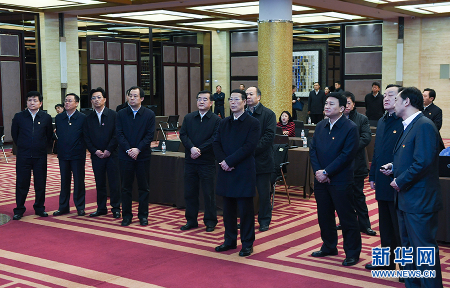 11月14日至15日，國務院副總理張高麗在黑龍江調(diào)研。這是11月14日，張高麗到黑龍江糧食交易市場了解糧食生產(chǎn)和銷售、糧食產(chǎn)品深加工、政策性儲糧去庫存等工作。 新華社記者 高潔 攝