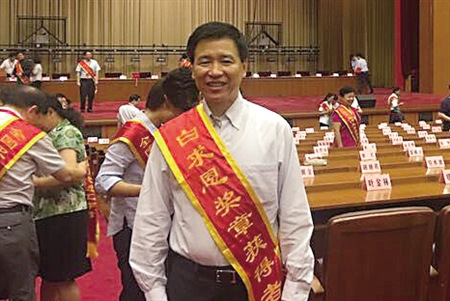 黃國(guó)寧被授予我國(guó)衛(wèi)生行業(yè)的最高榮譽(yù)&ldquo;白求恩獎(jiǎng)?wù)?rdquo;。