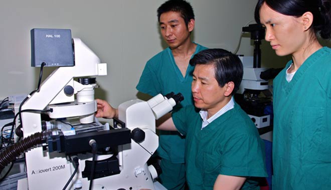 成功實(shí)施西南地區(qū)首例試管嬰兒手術(shù)。