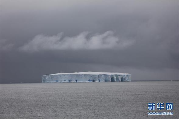 （圖文互動）（2）專訪：在南極，最美的藍冰可能通向死亡&mdash;&mdash;中國南極科考隊員講述&ldquo;冰縫驚魂記&rdquo;