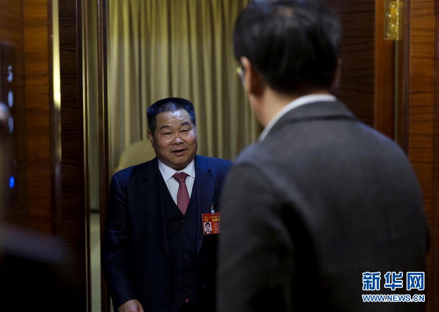 （兩會(huì)&middot;圖文互動(dòng)）（1）一場(chǎng)特殊的會(huì)客&mdash;&mdash;人大代表&ldquo;會(huì)見(jiàn)&rdquo;國(guó)家發(fā)改委司長(zhǎng)