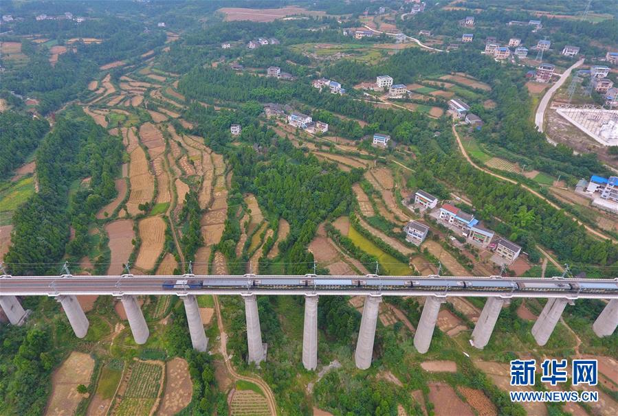 (新華全媒頭條·圖文互動(dòng))(6)開啟新征程 譜寫新史詩(shī)——以習(xí)近平同志為核心的黨中央引領(lǐng)中國(guó)特色社會(huì)主義進(jìn)入新時(shí)代