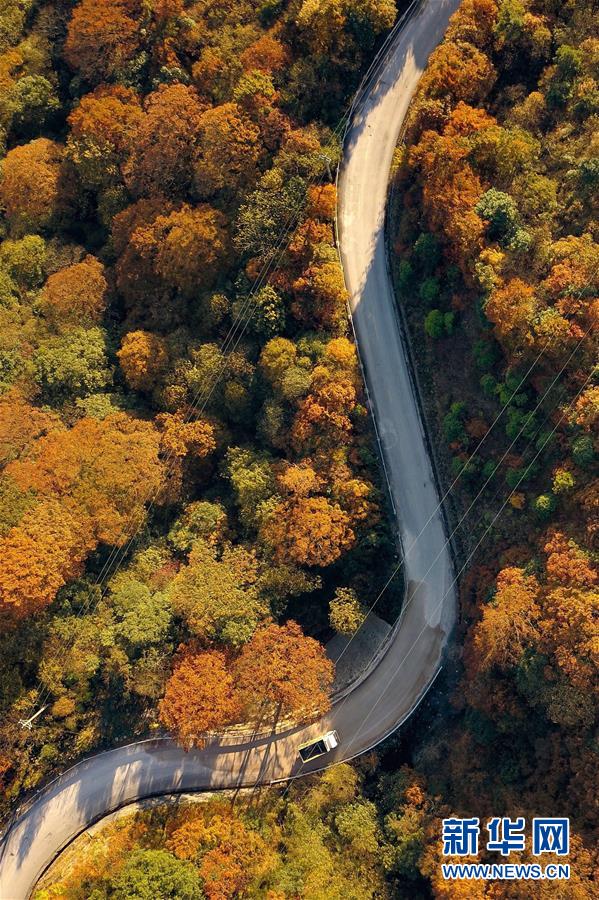 （新華全媒頭條&middot;新時代新氣象新作為&middot;圖文互動）（9）抬腳踏上水泥路，出門坐上公交車&mdash;&mdash;我國竭力破除農(nóng)村交通&ldquo;最后一公里&rdquo;瓶頸