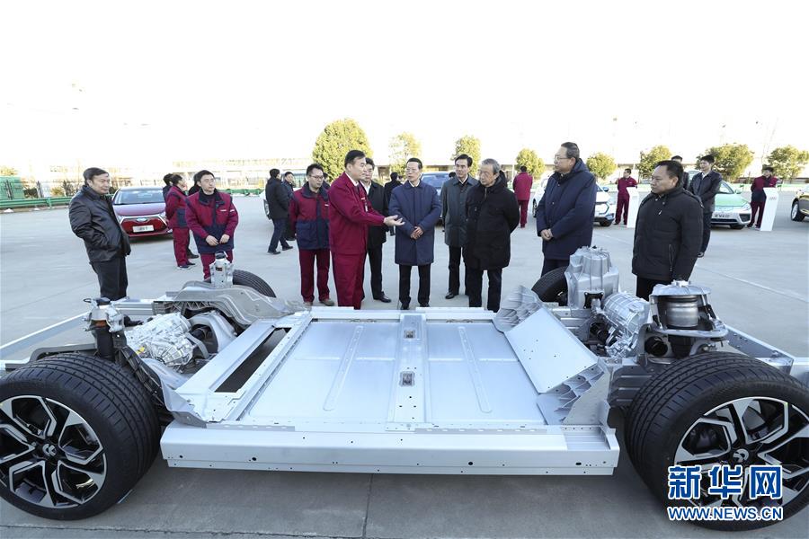 1月9日至10日，國(guó)務(wù)院副總理張高麗在安徽調(diào)研推動(dòng)長(zhǎng)江經(jīng)濟(jì)帶發(fā)展工作。這是1月9日，張高麗在江淮汽車股份有限公司了解企業(yè)生產(chǎn)經(jīng)營(yíng)和參與國(guó)際產(chǎn)能合作情況。新華社記者 龐興雷 攝