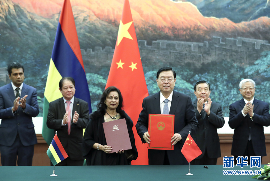 2月2日，全國人大常委會(huì)委員長張德江在北京人民大會(huì)堂與毛里求斯國民議會(huì)議長哈努曼吉舉行會(huì)談。這是雙方會(huì)談前共同出席中國全國人大與毛里求斯國民議會(huì)合作諒解備忘錄的簽字儀式。新華社記者 龐興雷 攝