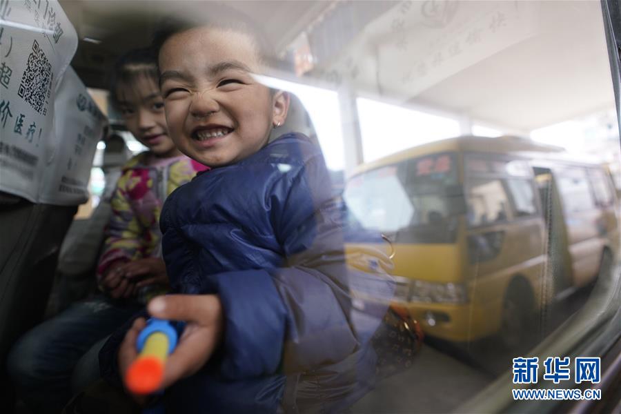（圖文互動&middot;新華全媒頭條）（3）讓農(nóng)民致富奔小康的道路越走越寬廣&mdash;&mdash;黨的十八大以來以習(xí)近平同志為核心的黨中央關(guān)心農(nóng)村公路發(fā)展紀(jì)實(shí)