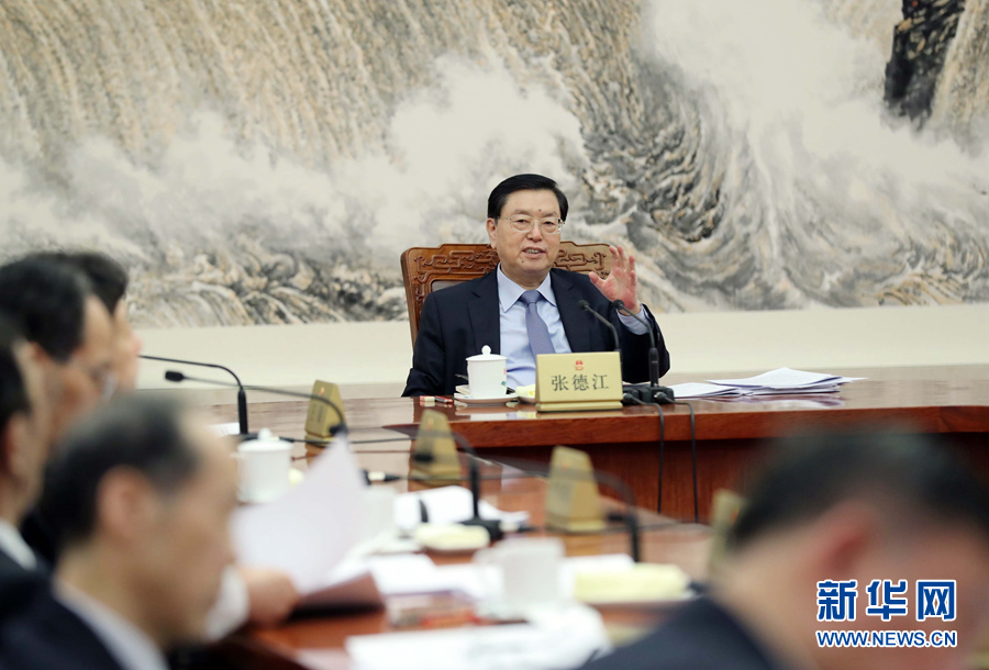 2月11日，十二屆全國人大常委會(huì)第一百一十一次委員長會(huì)議在北京人民大會(huì)堂舉行。會(huì)議決定，十二屆全國人大常委會(huì)第三十三次會(huì)議于2月23日至24日舉行。張德江委員長主持會(huì)議。新華社記者 劉衛(wèi)兵 攝