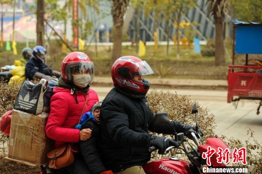 86歲留守老人最期盼的新年禮物：兒孫&ldquo;鐵騎&rdquo;返鄉(xiāng)來