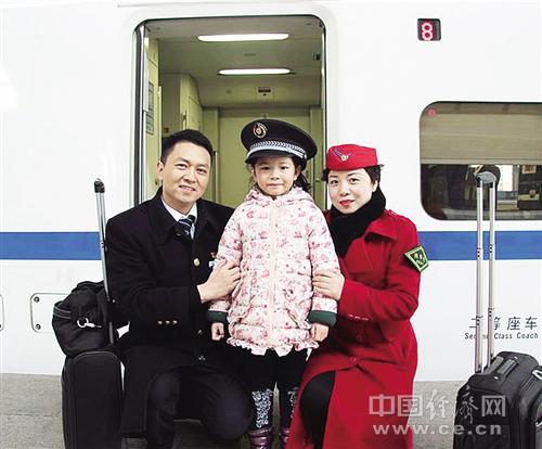 陳剛（左）、肖三英以及女兒陳昱彤的合照。經(jīng)濟(jì)日?qǐng)?bào)-中國(guó)經(jīng)濟(jì)網(wǎng)記者 王軼辰攝