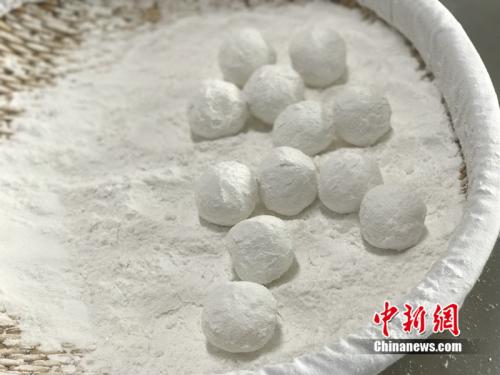 制作元宵時(shí)，首先要將餡料做好，沾上水，再投進(jìn)盛滿糯米粉的笸籮內(nèi)搖。<a target='_blank'  ><p  align=