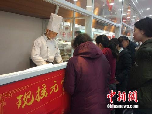 于伯軍的現(xiàn)場(chǎng)展示吸引了不少北京市民圍觀。<a target='_blank'  ><p  align=