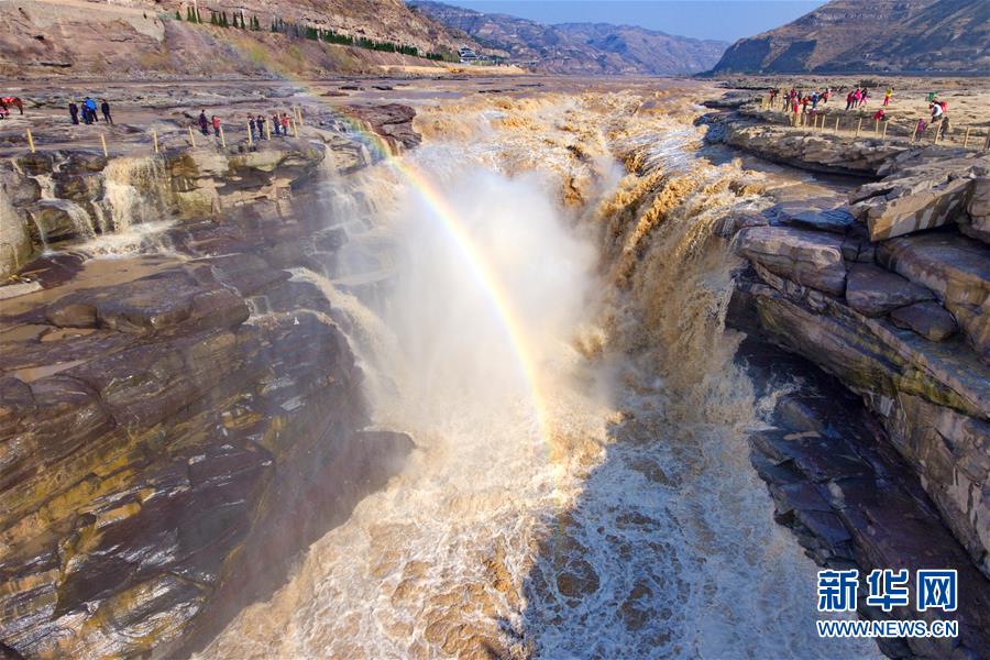 （社會(huì)）（1）壺口迎來(lái)&ldquo;桃花汛&rdquo; 黃河兩岸架彩虹