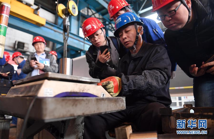 (習(xí)近平新時代中國特色社會主義思想在基層·改革發(fā)展新氣象·圖文互動)(1)河鋼轉(zhuǎn)型:不按“噸”賣按“塊”賣 不賣“數(shù)量”賣“質(zhì)量”