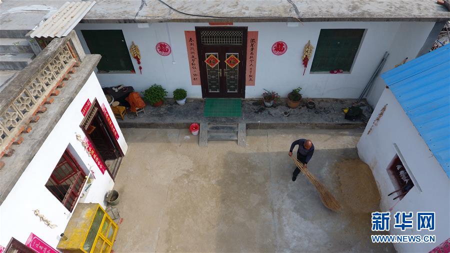 (走基層 聽(tīng)民聲)(3)貧困戶王萬(wàn)才的“詩(shī)意”脫貧路