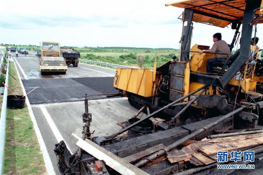 (新華全媒頭條·潮起海之南·圖文互動)(3)春潮拍岸千帆進——海南特區(qū)改革開放30年紀實