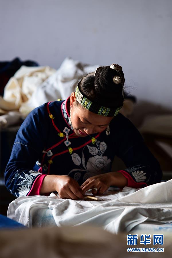 （社會(huì)）（5）貴州丹寨：&ldquo;指尖經(jīng)濟(jì)&rdquo;繪制脫貧藍(lán)圖