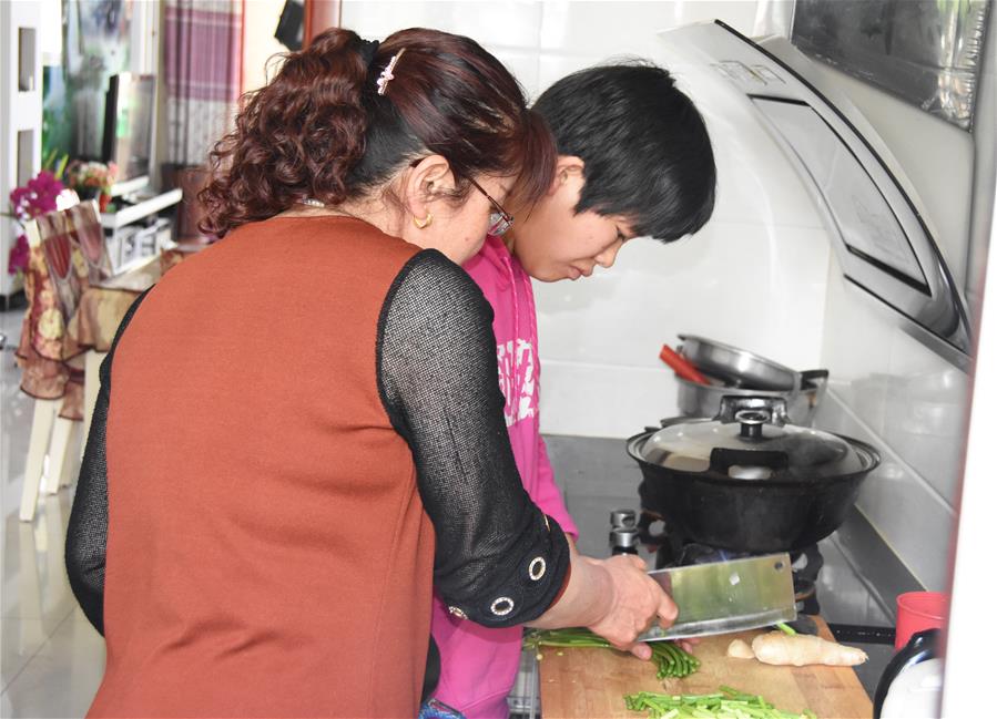 （新華全媒頭條&middot;圖文互動）（8）超越血緣的母愛