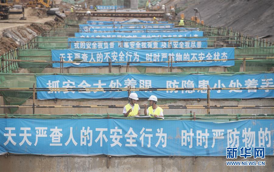 (新時(shí)代奮斗者·圖文互動(dòng))(3)當(dāng)一群“90后”與工地相遇——記奮戰(zhàn)在軍運(yùn)會(huì)工地上的90后新農(nóng)民工