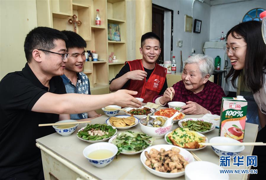 （社會(huì)）（3）&ldquo;國際家庭日&rdquo;志愿者溫暖空巢老人