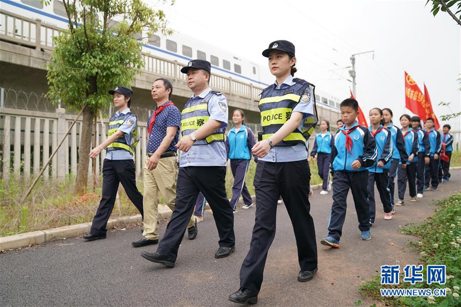 （社會）（1）孩子們的&ldquo;紅領巾護路志愿隊&rdquo;
