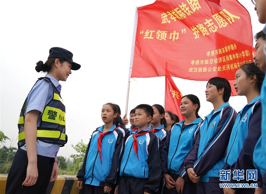(社會)(3)孩子們的“紅領(lǐng)巾護(hù)路志愿隊”