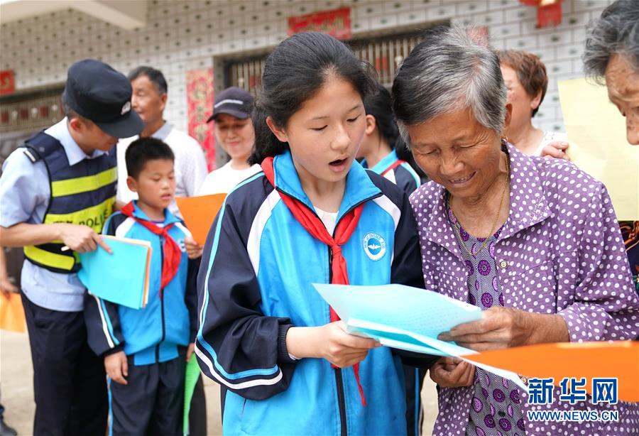 （社會(huì)）（5）孩子們的&ldquo;紅領(lǐng)巾護(hù)路志愿隊(duì)&rdquo;