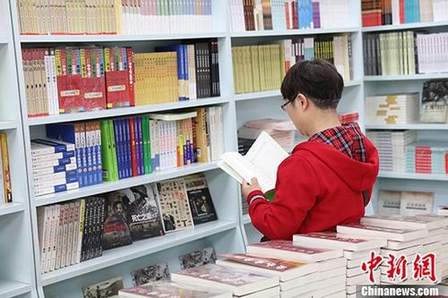 5月9日，一女子在哈爾濱市某書店選購圖書。從5月1日至5月4日，全國32家紙廠宣布漲價，各紙種漲價幅度為每噸100元至300元不等。對此，出版行業(yè)業(yè)內(nèi)人士表示&ldquo;因為紙張價格上漲，直接造成了出版成本的明顯增加，出版行業(yè)只能被迫對圖書定價進行調(diào)整。&rdquo;
<a target='_blank' >中新社</a>記者 于琨 攝