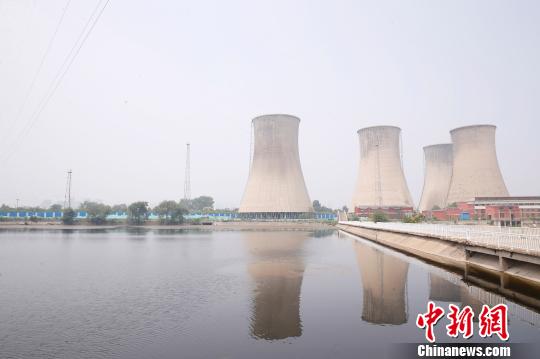 按照規(guī)劃，位于首鋼園區(qū)內的滑雪大跳臺建成后將成為世界首例永久保留和使用的單板大跳臺場地。圖為單板大跳臺選址所在地?！№n海丹 攝